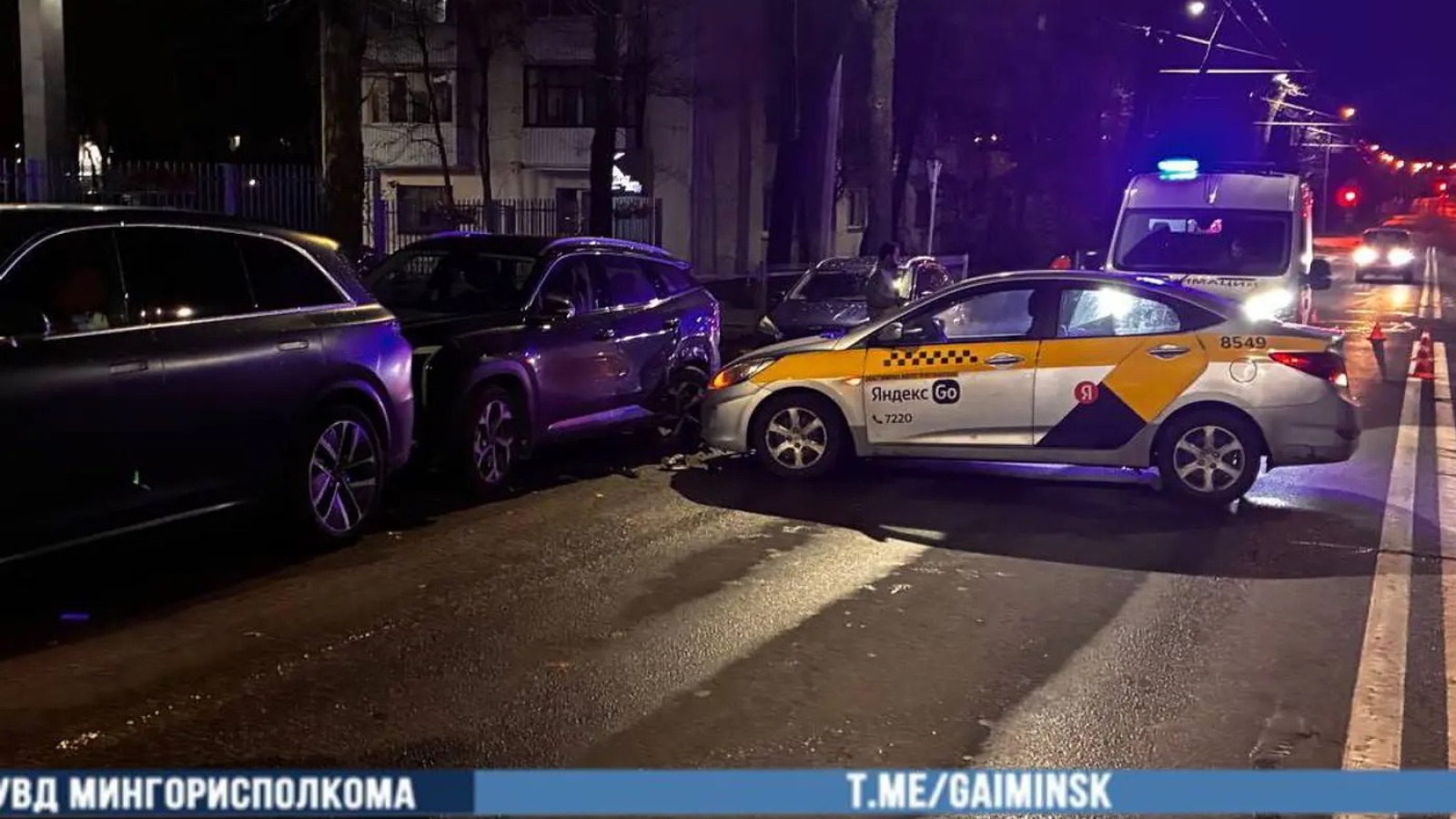 В Минске такси врезалось в три припаркованных автомобиля
