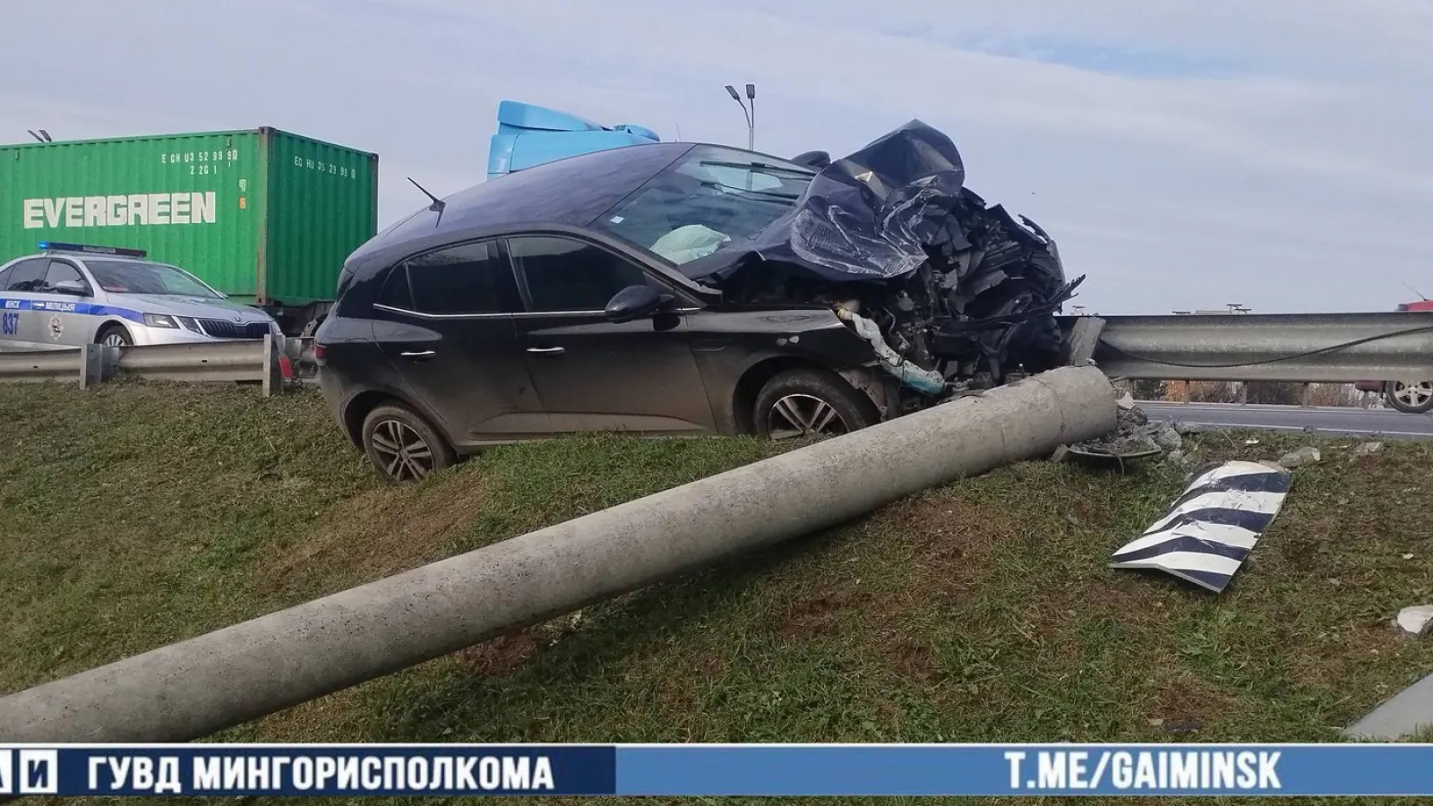 На МКАД Renault врезался в столб после разрыва шины