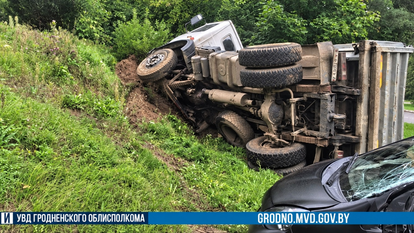 В Гродно грузовик столкнулся с Toyota и опрокинулся