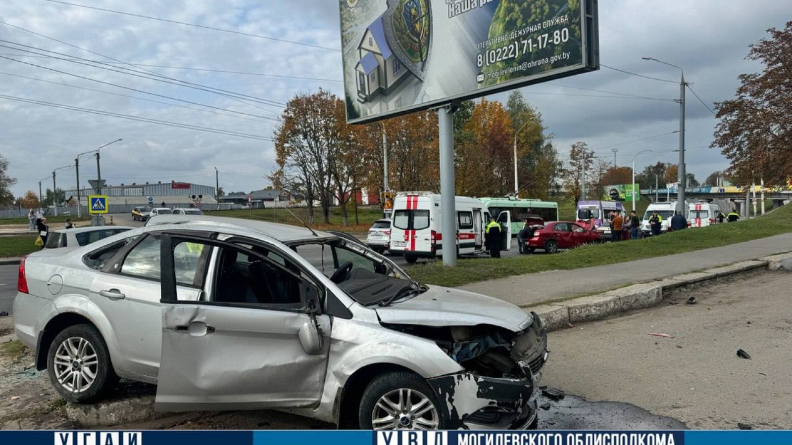 В Могилеве Ford и Renault после столкновения врезались в столб: пострадали четверо