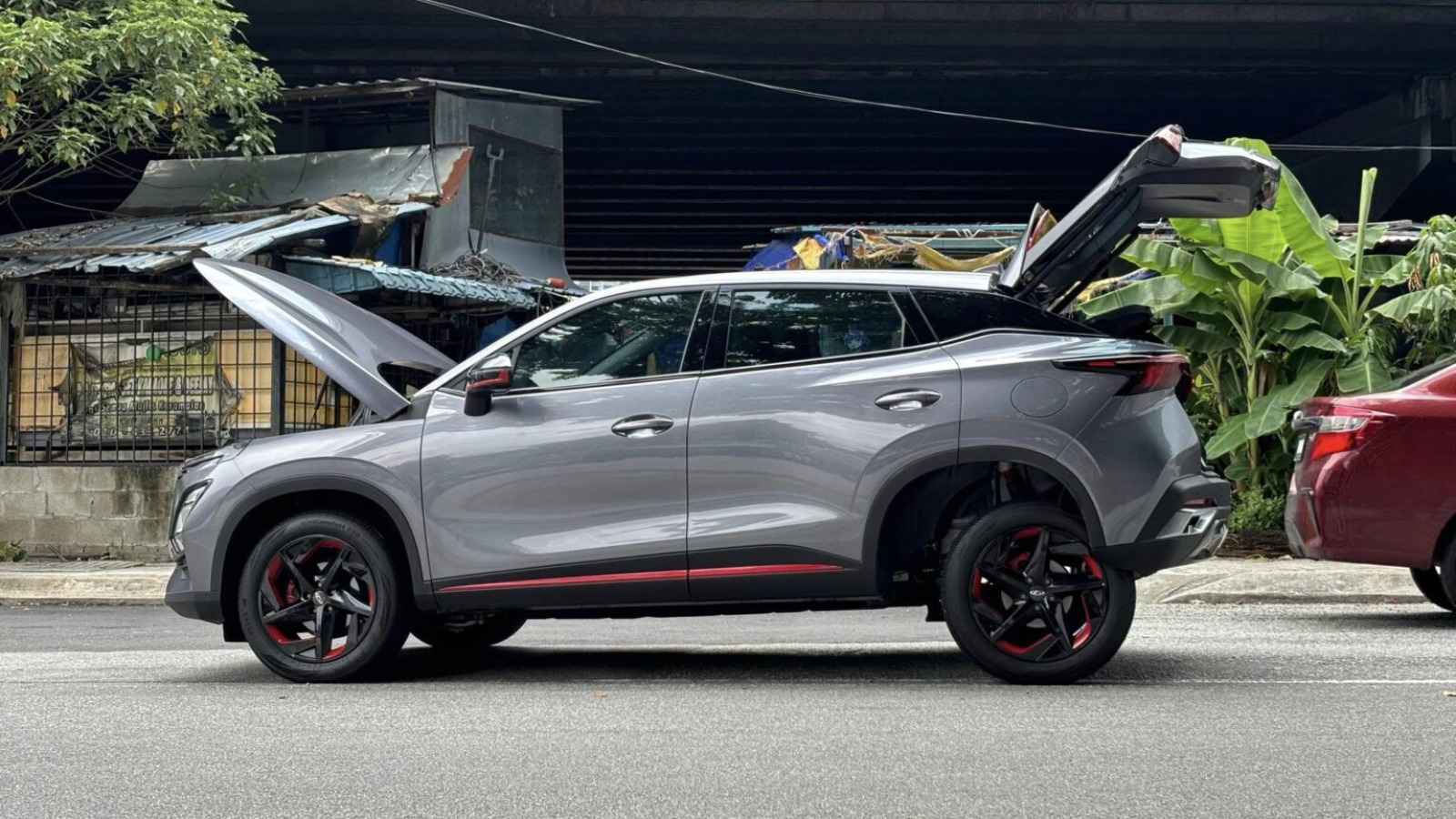 У кроссовера Omoda C5 на ходу оторвалась задняя ось