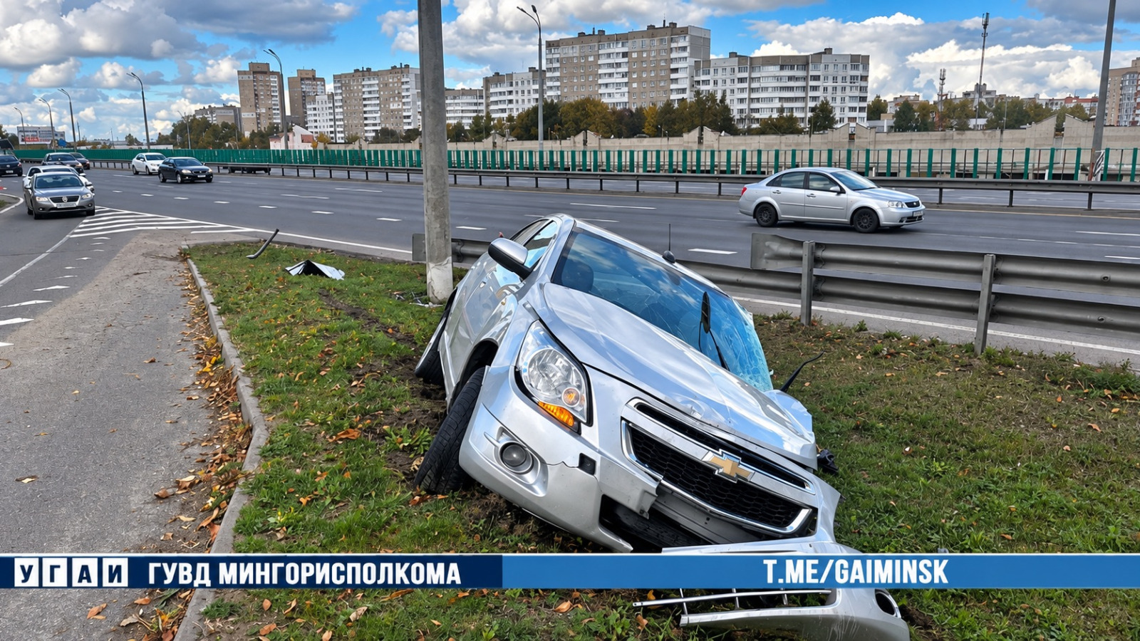 На МКАД Chevrolet столкнулся с Volkswagen и врезался в осветительную мачту