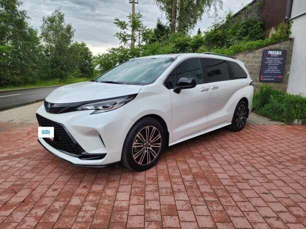 Минивэн Toyota Sienna IV (XL40), 8 мест (2025)
